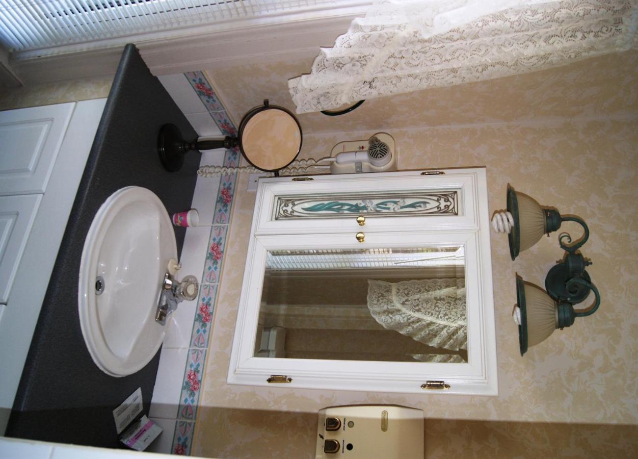 Ye Olde Walkerville Bed & Breakfast Виндзор Экстерьер фото