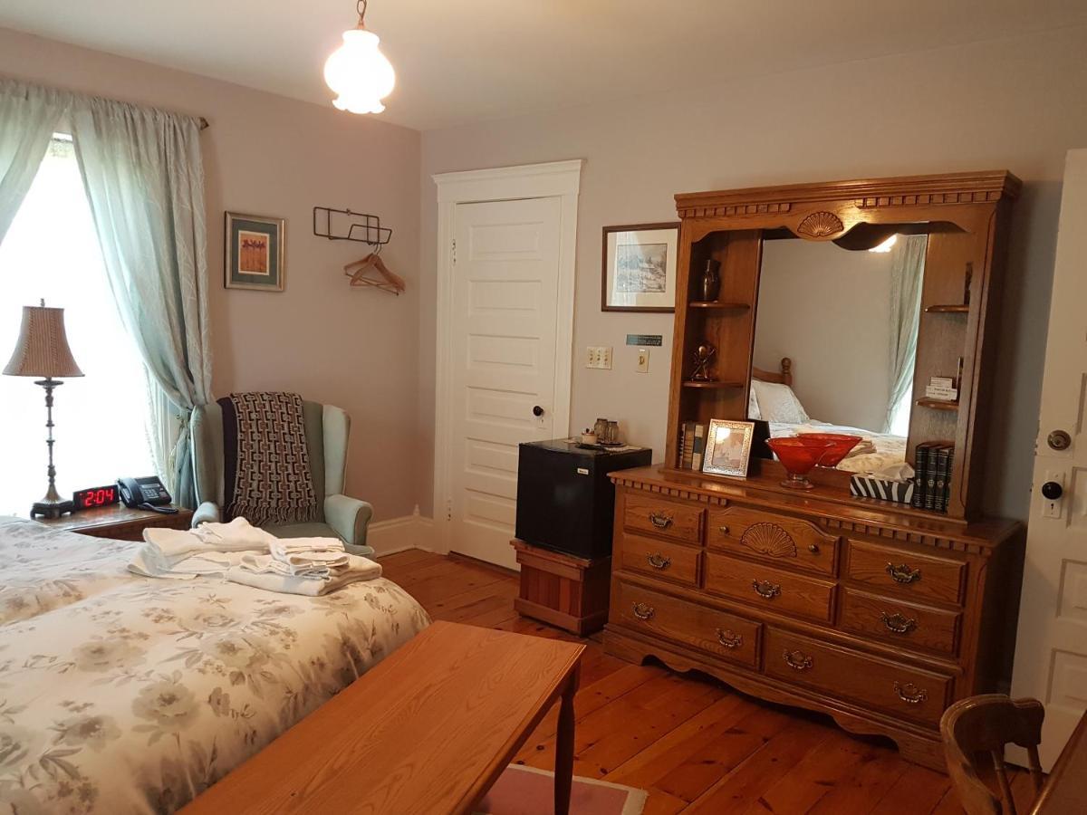 Ye Olde Walkerville Bed & Breakfast Виндзор Экстерьер фото