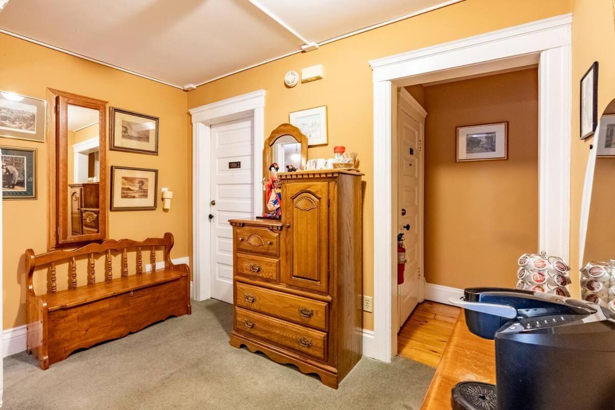 Ye Olde Walkerville Bed & Breakfast Виндзор Экстерьер фото
